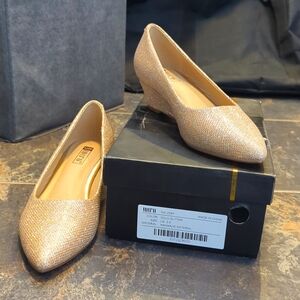 Pointed toe, gold glitter wedges